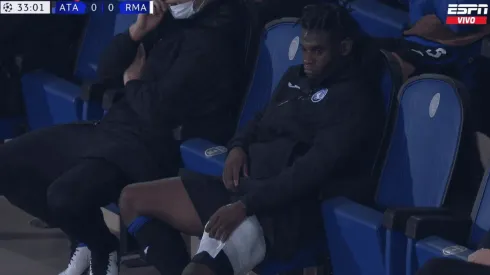 Atalanta está rezado: expulsión y Duván Zapata se fue lesionado
