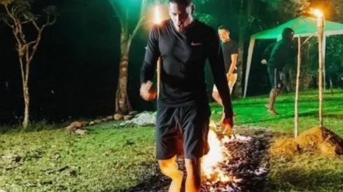 Increíble: El colombiano Pablo Sabbag entrena caminando sobre fuego en Argentina
