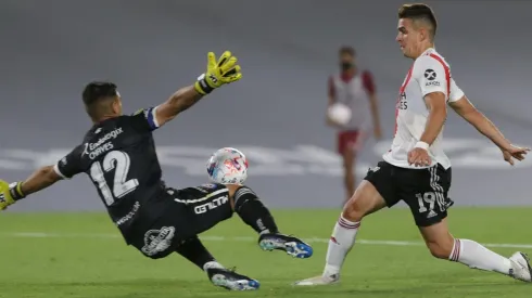 Lucas Chaves tapándole una pelota a Rafael Borré.