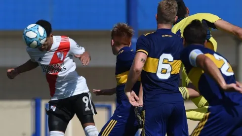 Cabezazo goleador de Londoño Bedoya ante Boca.