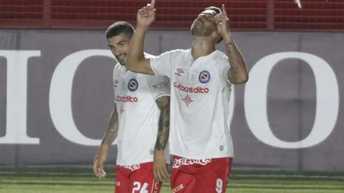 Gabriel Ávalos celebrando el 1-0 parcial.
