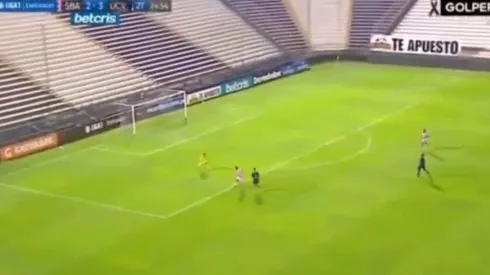 Defensor salvó su arco de una forma muy peculiar.