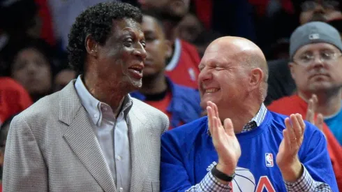 Elgin Baylor (izq.), leyenda de Los Angeles Lakers