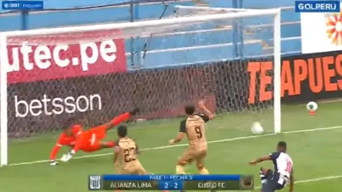 Sandro Rengifo definió en primera y la tiró al palo primero.