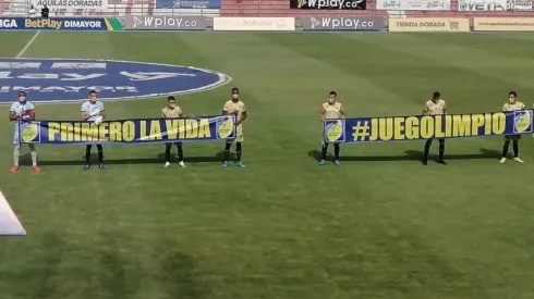 La protesta de Águilas Doradas en los protocolos antes de enfrentar a Boyacá Chicó.