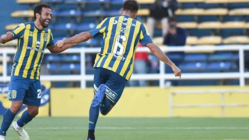 Joaquín Laso celebra el tercer tanto del Canalla.