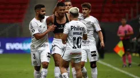 Los jugadores de Santos festejando uno de los goles.