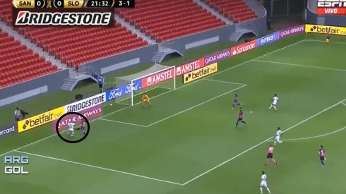 Desde ahí le pegó Marcos Leonardo.