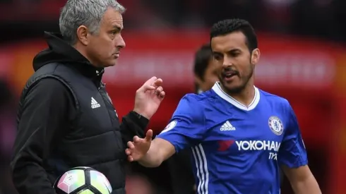 Mourinho y Pedro durante un Manchester United vs. Chelsea.