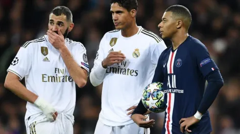 Karim Benzema, Raphael Varane y Kylian Mbappé durante un Real Madrid vs. PSG.