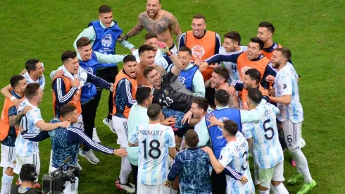 Una de las enormes voladas de Emiliano Martínez.