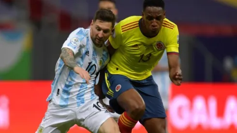 Messi y Mina en acción de juego.