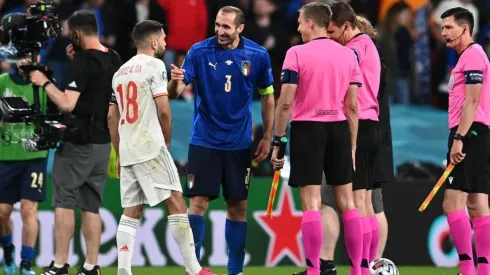 Giorgio Chiellini y Jordi Alba antes de la tanda de penales.