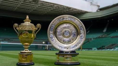 Los trofeos de Wimbledon, el cual un hombre y una mujer levantarán en su respectivo certamen (Foto: Getty Images).