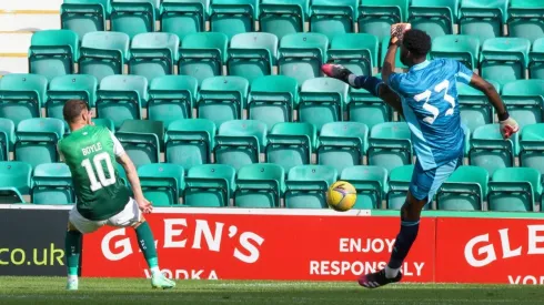 Okwonko le erró a la volea y le dejó servido el gol a Hibernian.