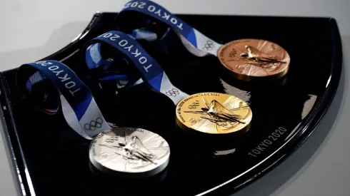 Las medallas de Tokio 2020 en la bandeja en la que serán presentadas.