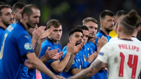 Jugadores italianos saludando a ingleses por la final de la Eurocopa