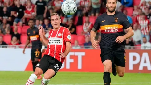 Acción de juego entre PSV y Galatasaray.