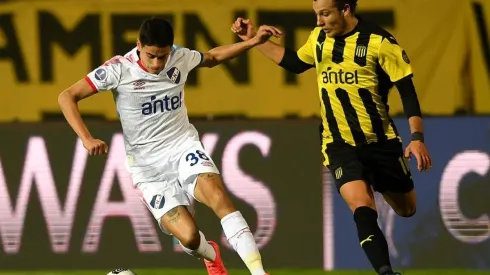 Acción de juego entre Nacional y Peñarol.