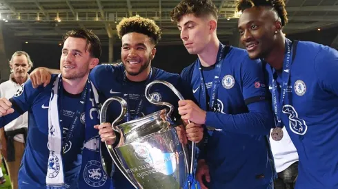 Jugadores del Chelsea con la Champions League.