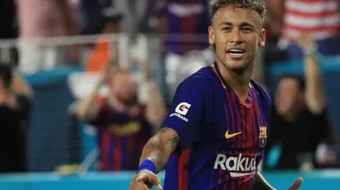 Neymar durante un encuentro con Barcelona.