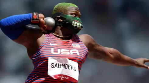 Raven Saunders se llevó la medalla plateada en lanzamiento de bala.