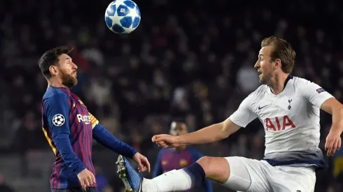 Lionel Messi y Harry Kane disputando un balón por la Champions League.