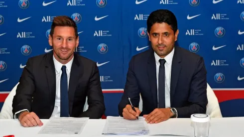 Lionel Messi firmando el contrato con PSG.
