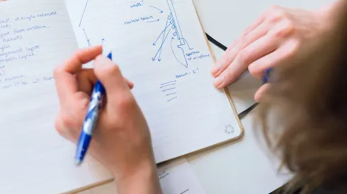 El Día Internacional del Zurdo es HOY viernes 13 de agosto (Fuente: Pexels)