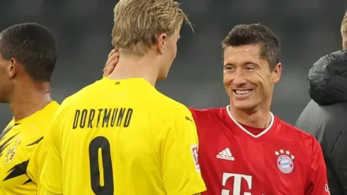 Robert Lewandowski, junto a Erling Haaland en un partido entre Bayern y Dortmund.