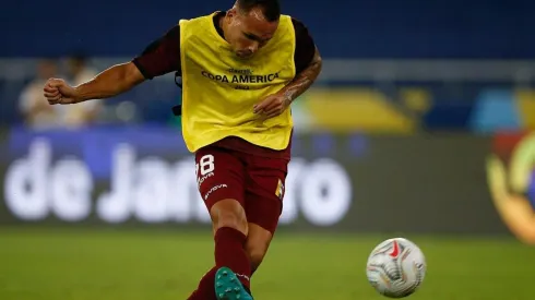 Adrián Martínez en calentamiento con Venezuela.