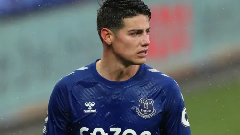 James Rodríguez en un encuentro con Everton.