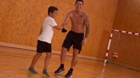 James Rodríguez en juego con los niños.