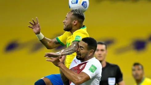 Acción de juego de Neymar ante Perú.