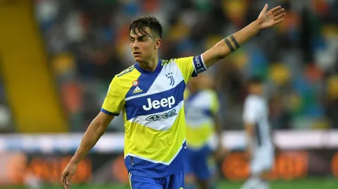 Paulo Dybala luciendo la nueva camiseta de Juventus.