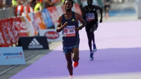 ¡Lo descalificaron por las zapatillas!