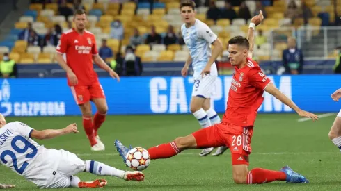 Julian Weig y Vitaliy Buyalskiy disputándose la pelota.