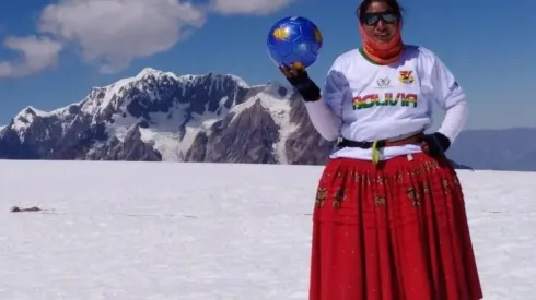 Fútbol a casi 6.000 metros de altura: ¿quiénes son las "Cholitas Escaladoras"?