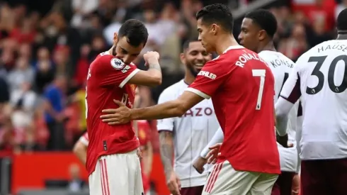 Bruno Fernandes y Cristiano Ronaldo, luego de fallar el penal ante Aston Villa.