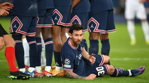 Lionel Messi haciendo "cocodrilo" a los pies de la barrera