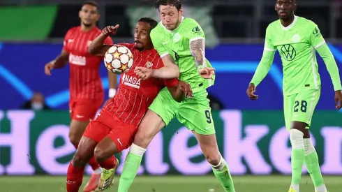 Acción de juego entre Sevilla y Wolfsburgo.
