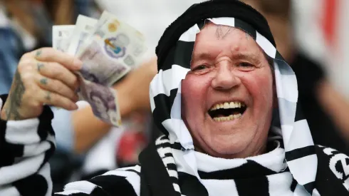 Hincha de Newcastle en el partido ante Tottenham.