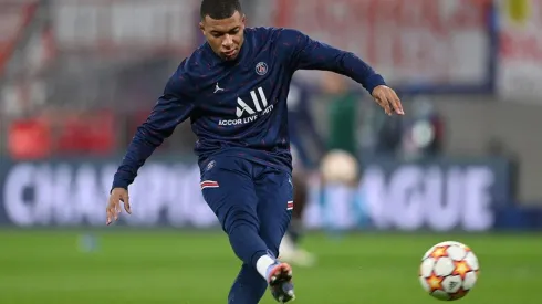 Mbappé en calentamiento con PSG.