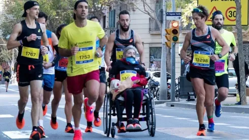 Hizo un récord empujando la silla de su madre en un maratón