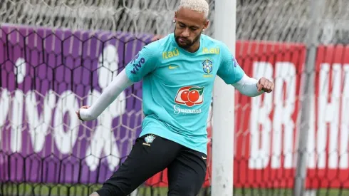 Neymar en entrenamiento con Brasil.