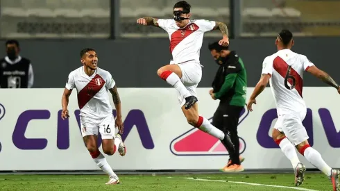 Perú en festejo de gol ante Bolivia.