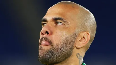 Dani Alves tendrá que esperar para debutar con Barcelona.