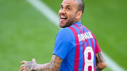 Dani Alves en su presentación en Barcelona.