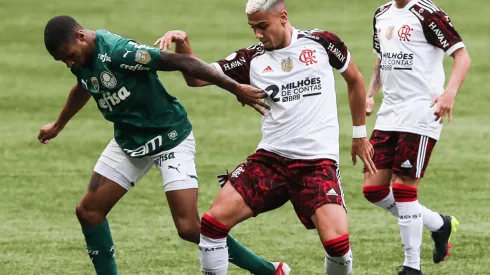Acción de juego entre Palmeiras vs Flamengo.