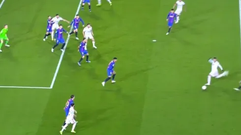 Otamendi la agarró de gran forma, clavó un golazo, pero se lo anularon.